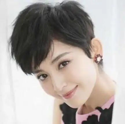 明星们也爱时尚的短碎发,像新疆美女娜扎的这款斜刘海的蓬松露耳短发