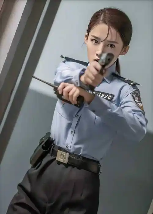 原创女星演警察李沁美得像警花余男英姿飒爽只有她最像