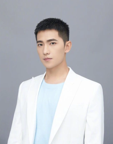 杨洋恋情风波后首现身大方与粉丝互动心情佳