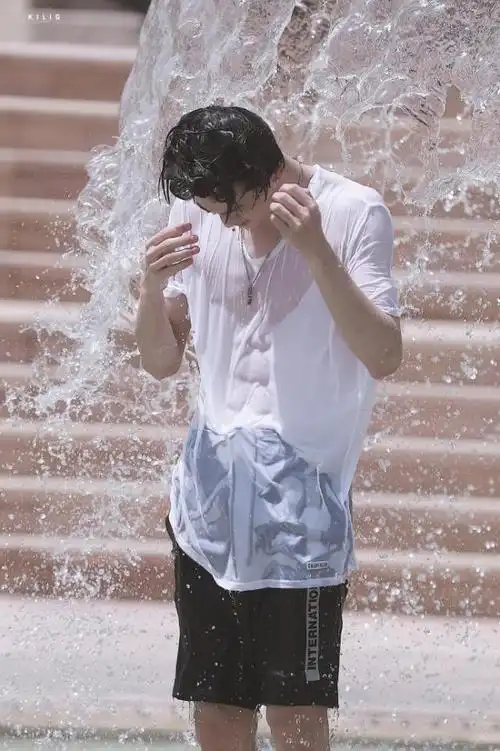 多图预警!阿廷湿身玩耍露诱人腹肌