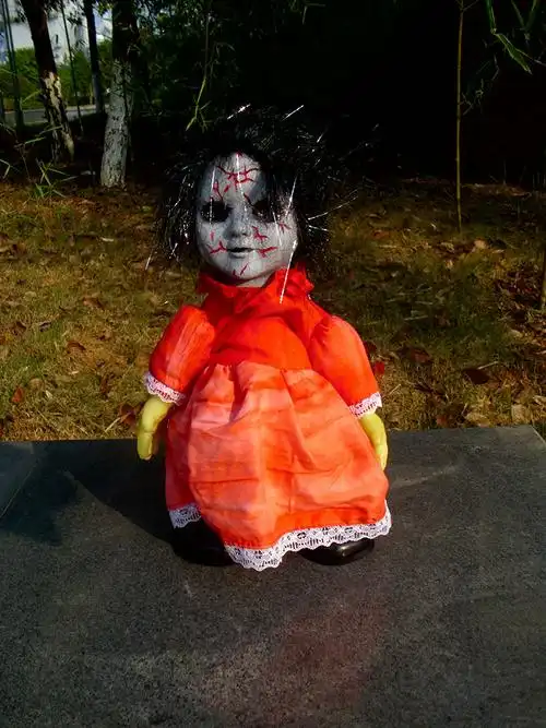 万圣节鬼屋逃脱恐怖电动走路鬼娃娃公仔声控感应鬼婴叫毛绒玩具