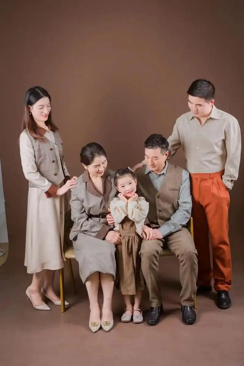 最美全家福照片  #无论岁岁年年只愿平平安安    #往后的 - 抖音