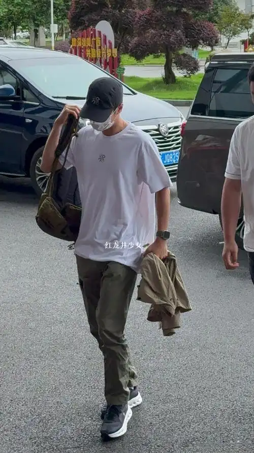 王一博##王一博机场照