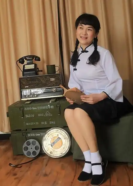 平底条绒布鞋美女