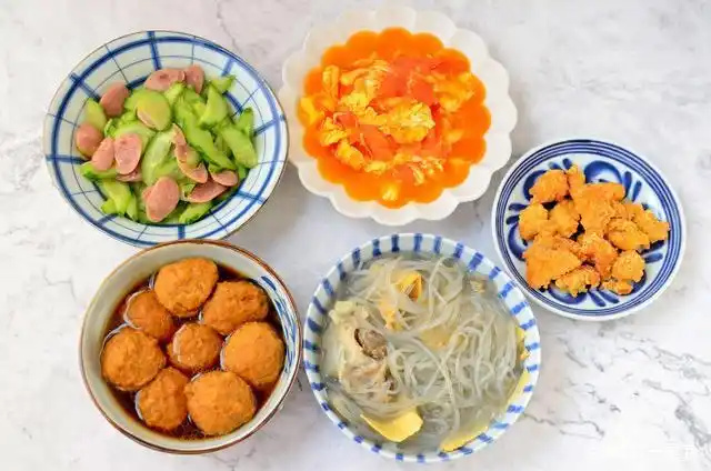 过年不出门,四菜一汤,简单可口不油腻,最后一道菜上桌就光盘