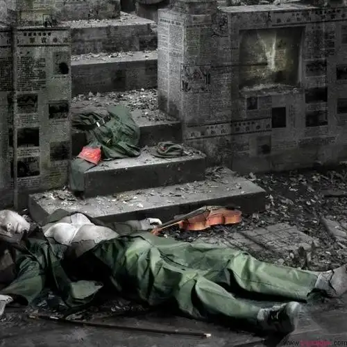 但是当置身于埋了500个因武斗死去的红卫兵墓群(仅仅是重庆的一个派别