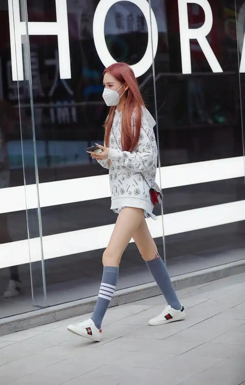 深圳街拍:半身裙,厚底鞋成为了街拍的新宠,时尚又百搭