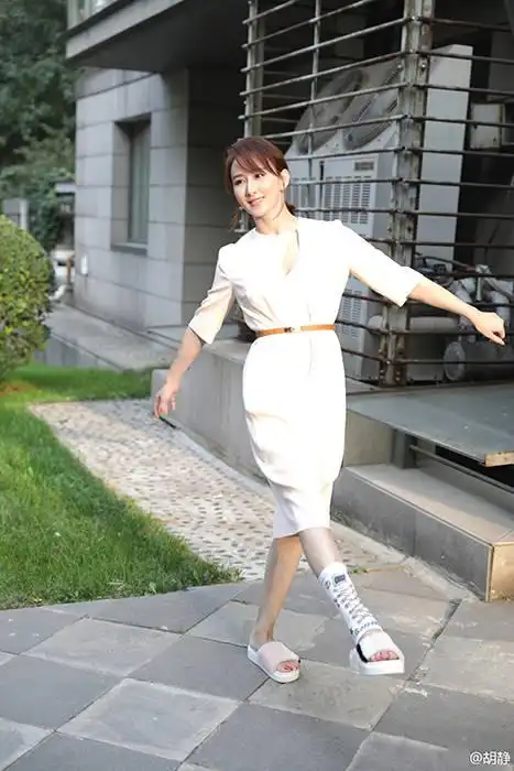 胡静穿镂空白裙曲线毕露