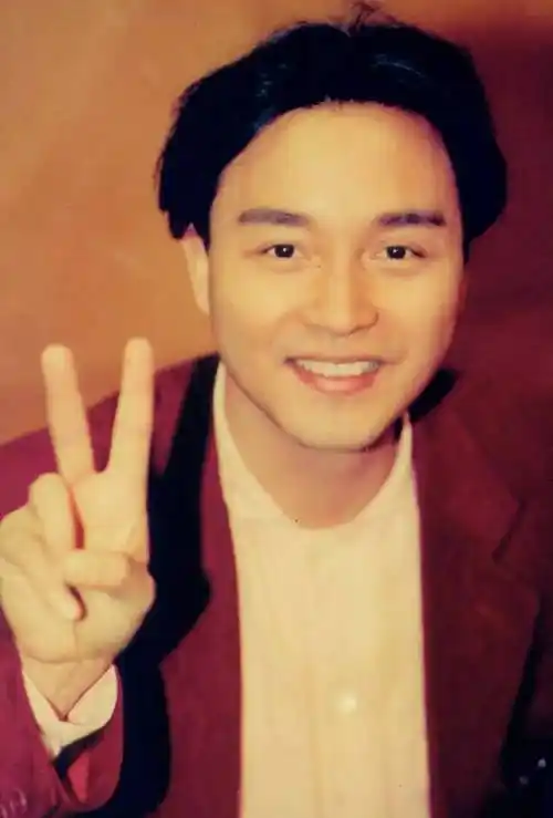 张国荣究竟有多爱拍写真被他帅了一脸