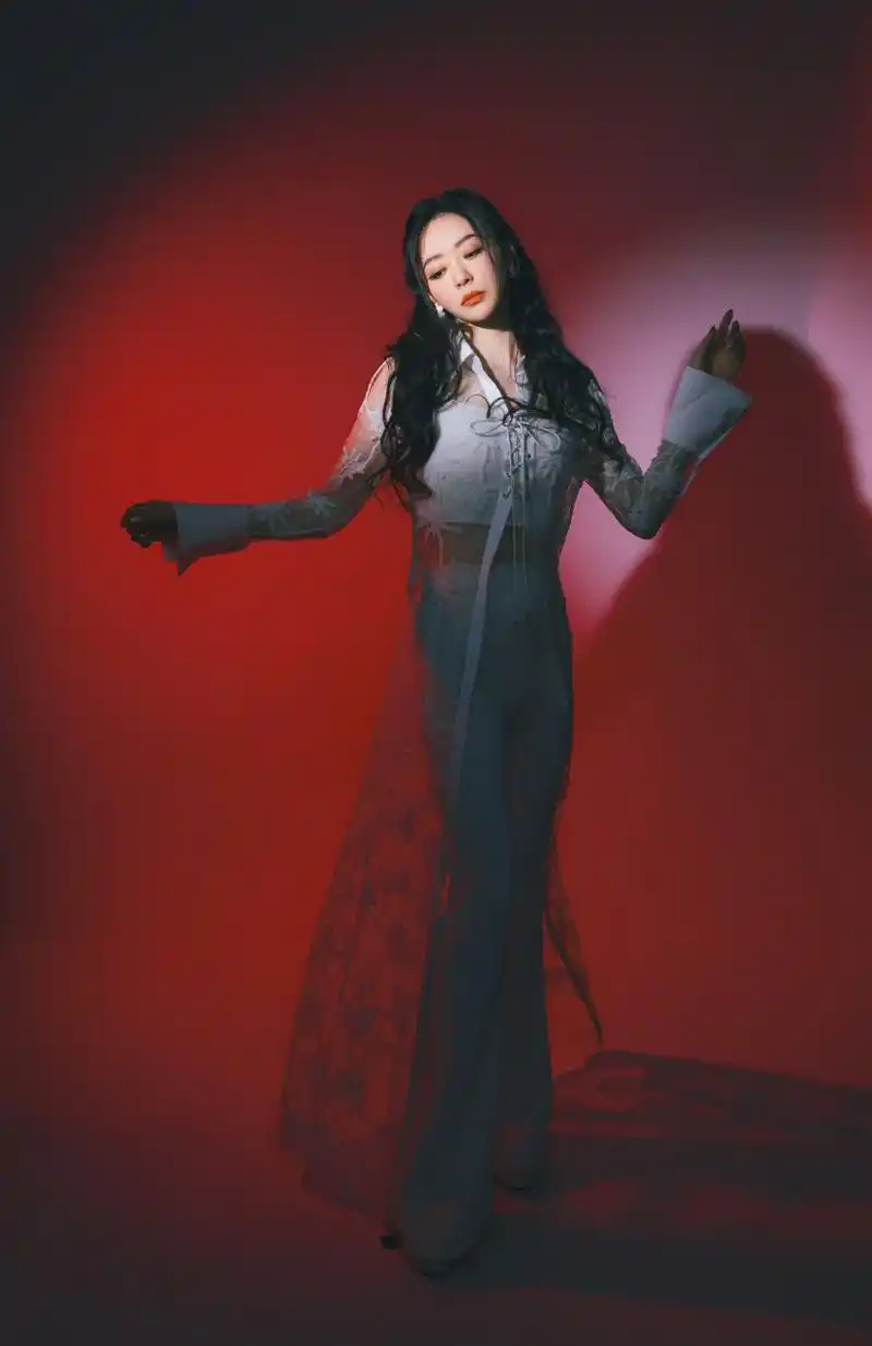 张靓颖# 91#天赐的声音# 清雅淡然,落落大方,融入盈盈的月光白.