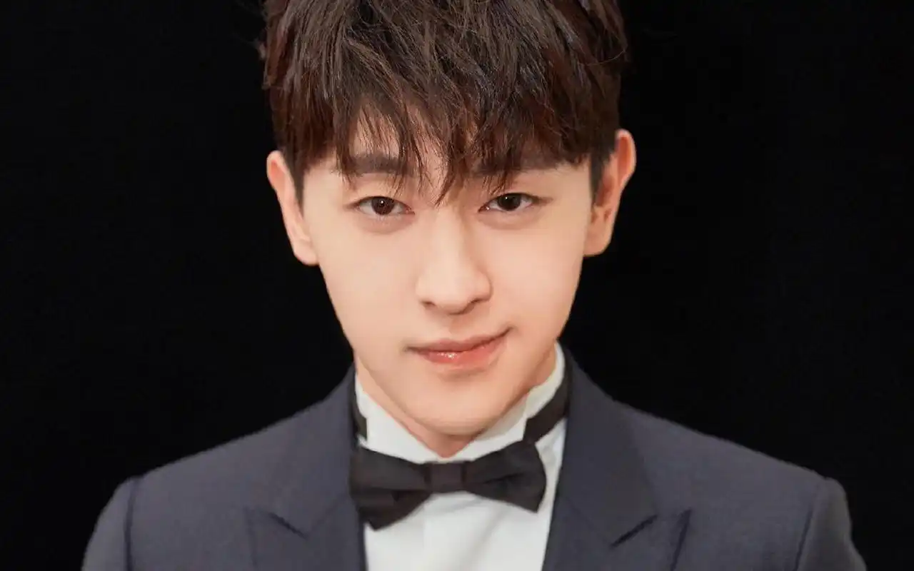 邓伦优雅帅气写真图片桌面壁纸高清大图预览1920x1200_大陆明星下载