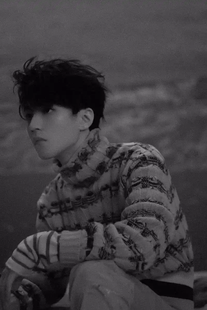 王俊凯的帅气时刻,黑色西装找到他的高冷感受.