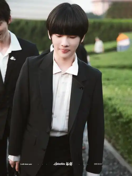 172cm周震南,穿"裙裤"西装耍帅,鞋子却暴露了可爱本质!