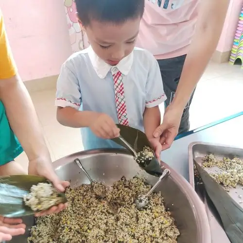 "浓情端午 ,粽享欢乐"～培华幼儿园—中b班端午节体验包粽子的乐趣.