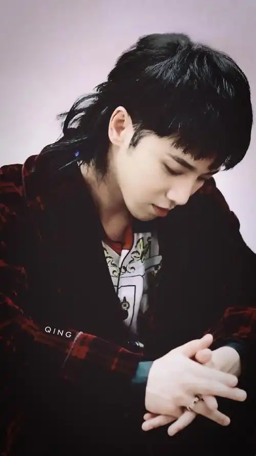 嘟嘴卖萌笑容温暖的"可爱花"——华晨宇.忒!