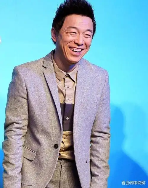 其实黄渤长得不算帅,看起来痞痞的,但情商高,有魅力!