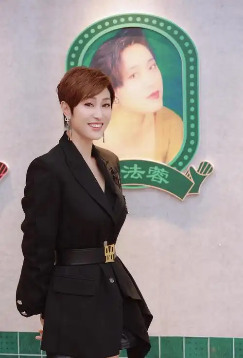 陈法蓉越老越有韵味,穿绿色v领礼服端庄稳重,高挑时髦真贵气_凯迪网