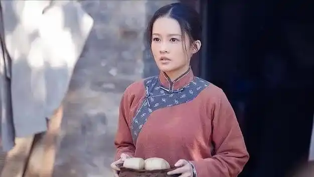 何冰说对了,不演戏就"消失"的李沁,已经走上了另一条人生大道|林申