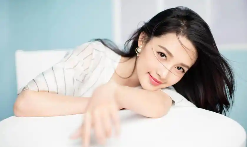 李沁曾被培养九年,却突然投身于演艺圈,其中缘由耐人寻味.