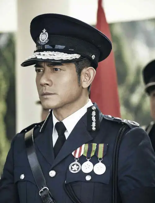 穿上警服的五位巨星, 刘德华霸气十足, 他成了经典_网易订阅