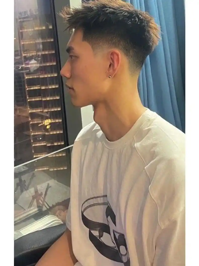 男士渐变摩根前刺 男士干净 清爽发型 前刺发型 摩根前刺 锡纸烫前刺