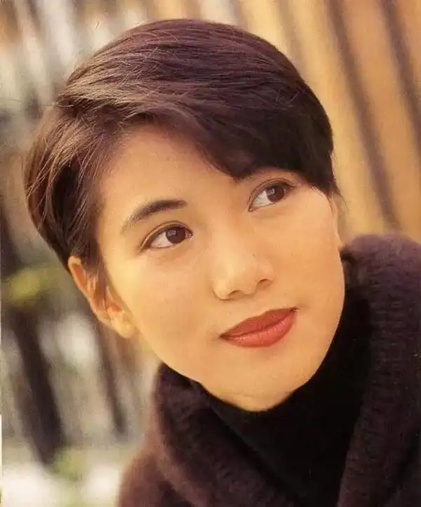 看了袁咏仪年轻照,明白了她为何叫靓靓,网友:不掺杂网红脸的美