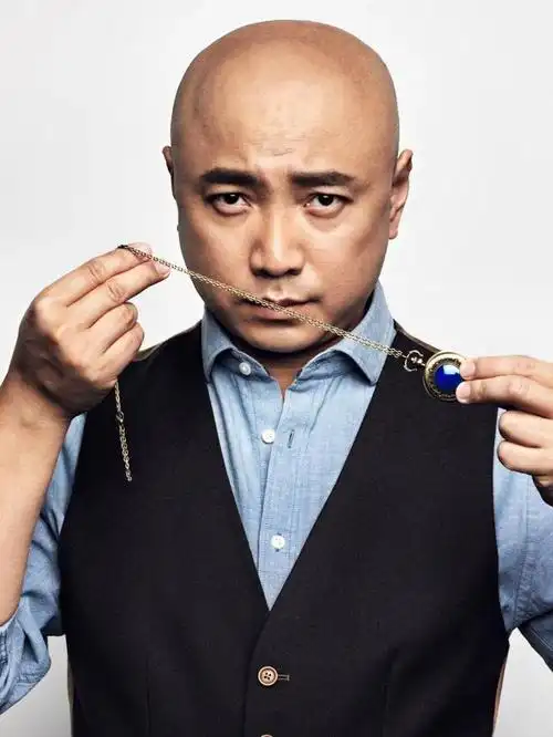 徐峥是中国内地著名的演员,导演和制片人,他以其独特的才华和创造力在