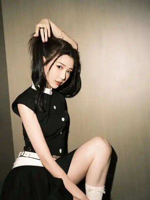 毛晓彤黑色短裙双马尾大长腿性感写真_高跟鞋_吊带