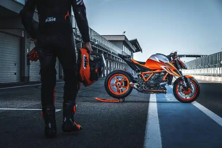 2022ktm1290supedukerrevo户外特写1