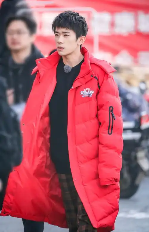 易烊千玺最新发型太喜欢了,微微卷 空气刘海,整个人又精致许多