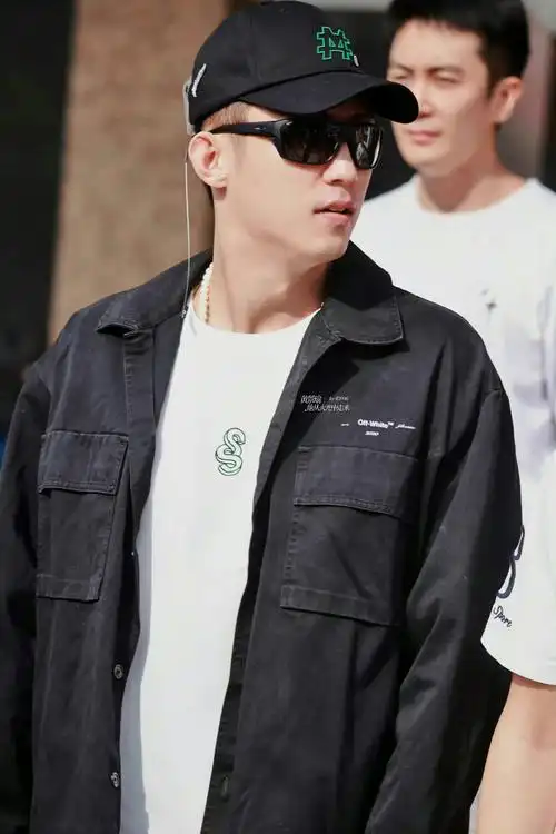 这戴的是墨镜耳机吗,真的好酷啊 67黄景瑜新剧《他从火光中走来》