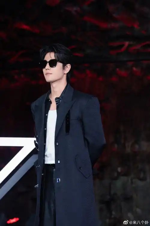 肖战线下活动眼镜大片,超a的战,笑容好苏#肖战工作室是懂文案的