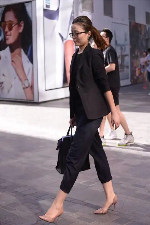 街拍美女搭西服出门七分窄脚西裤和杏色尖头细跟鞋衬托气质