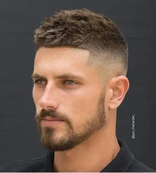 寸头可以说是最受男士欢迎的发型,简单时尚又清爽,越剪越精神.