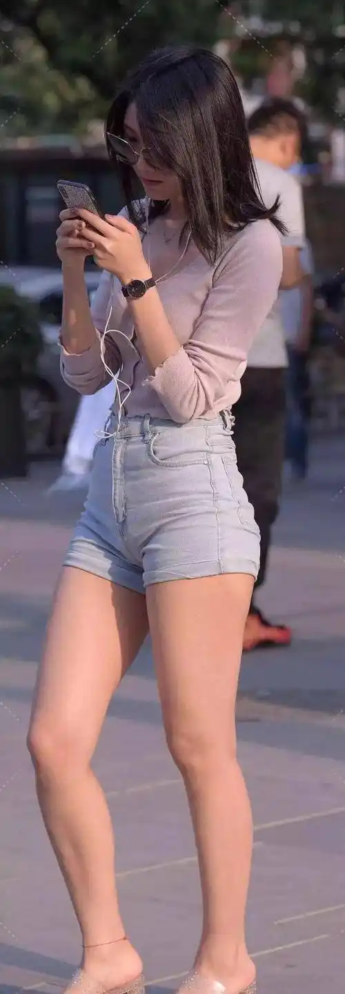原创牛仔短裤这样穿吸睛有回头率简约清新不单调轻松展现大长腿