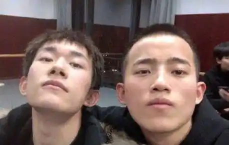 易烊千玺中戏合照被公开全网都被他身后小哥吸引校霸不是虚的