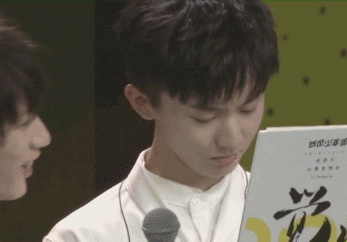 昨天都作废现在你在我眼前,我想爱请给我机会 看向你时我笑的像个孩子