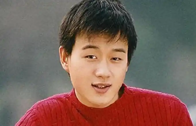 演员佟大为娶关老师为妻8年生3孩如今一家五口其乐融融