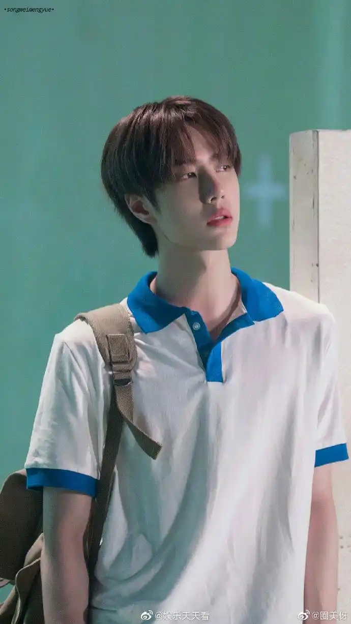 分享王一博校服写真为校草王学长倾心