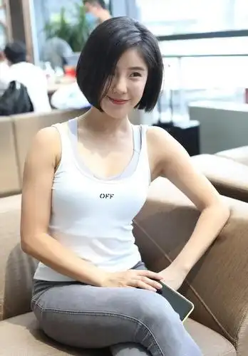 分享到 3 跟贴 说到赵奕欢,其实肯定会想到她有着一张清纯的"校园脸"