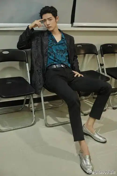 原创肖战最近瘦得厉害穿短裤小腿抢镜网曝戏服重新量尺寸定制