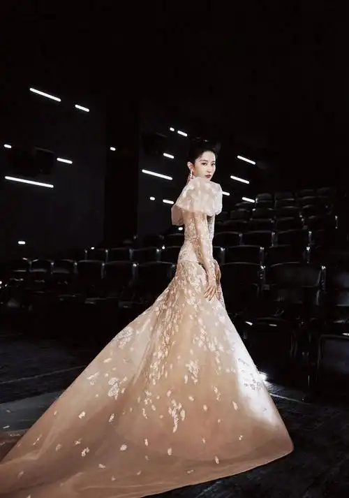 刘亦菲薄纱礼服仙气十足写真
