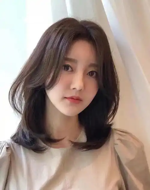 流行发型女2020图片圆脸(圆脸直发发型女2020流行发型)-星网阁