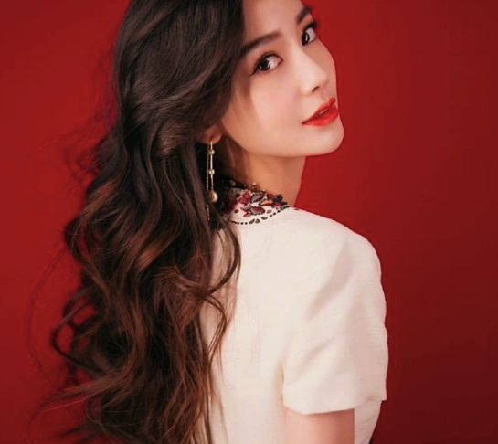 angelababy为防疫加油 画卡通爱心配口罩超可爱