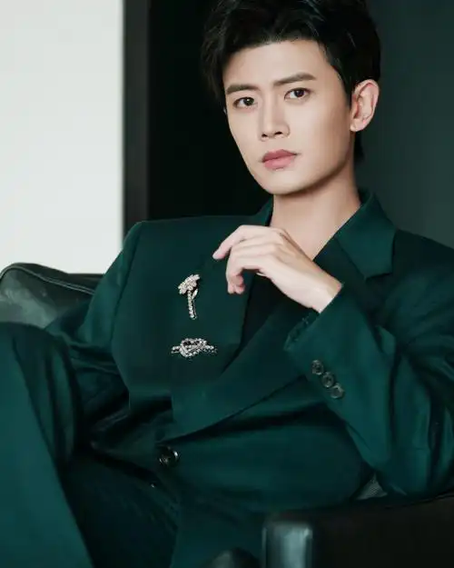 任嘉伦超话千里之约,只为相见一场春日的繁花绮梦,因有你们而嘉倍美好