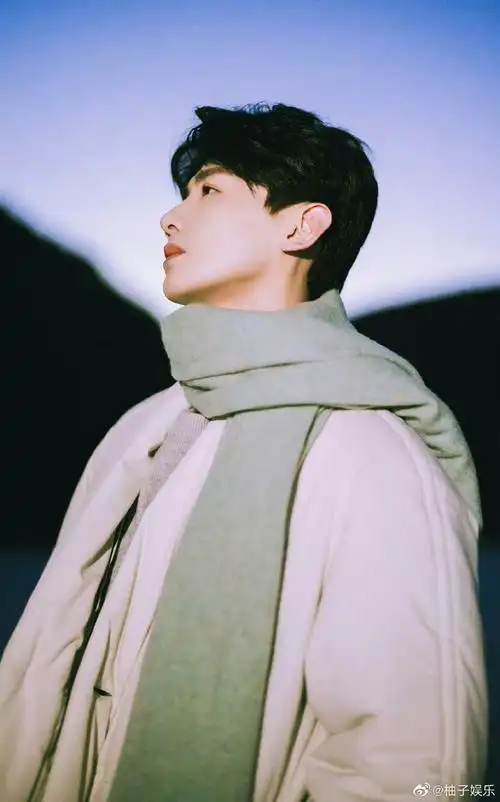 白敬亭早期证件照