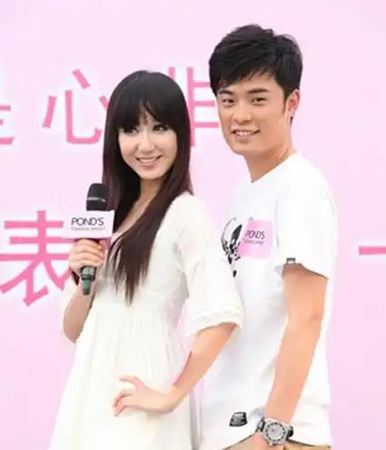 图霍建华娄艺潇被曝恋情花洒哥正牌女友现身了