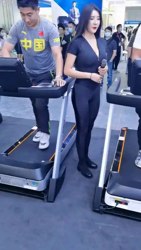 秋季美少女#健身教练刘太阳导师身材真棒,女神亲自指导你健身,你愿意