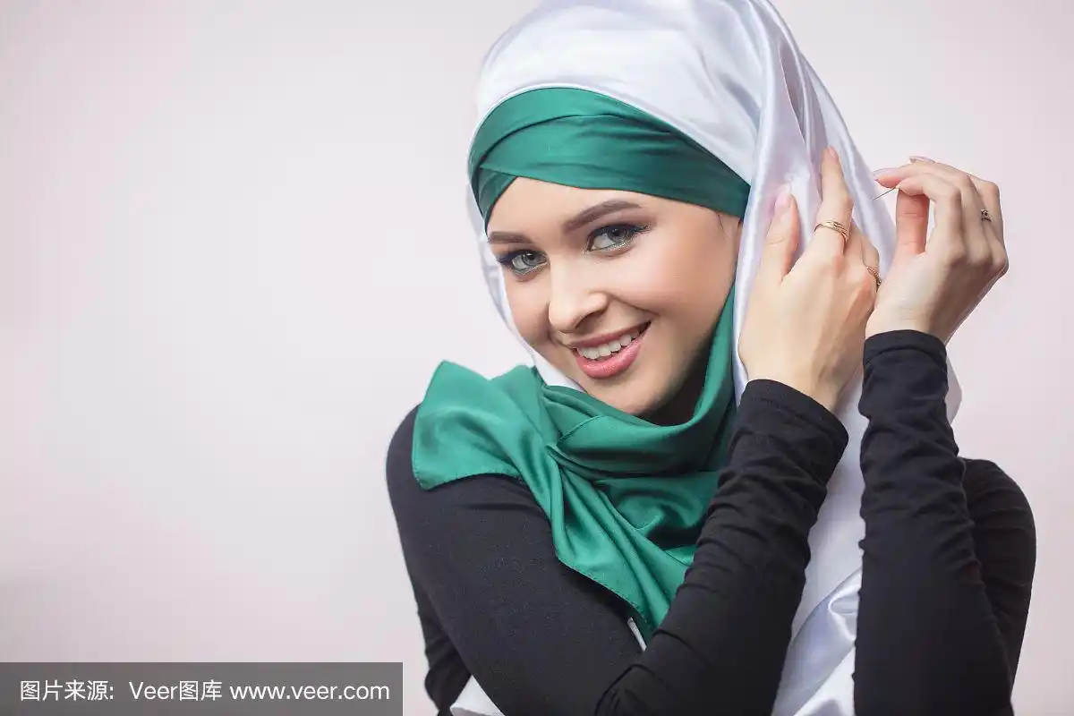 漂亮的穆斯林女孩戴着头巾