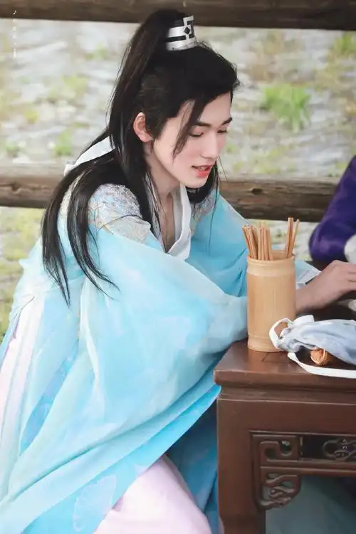 宋亚轩萌探探探案##宋亚轩白衣古风造型